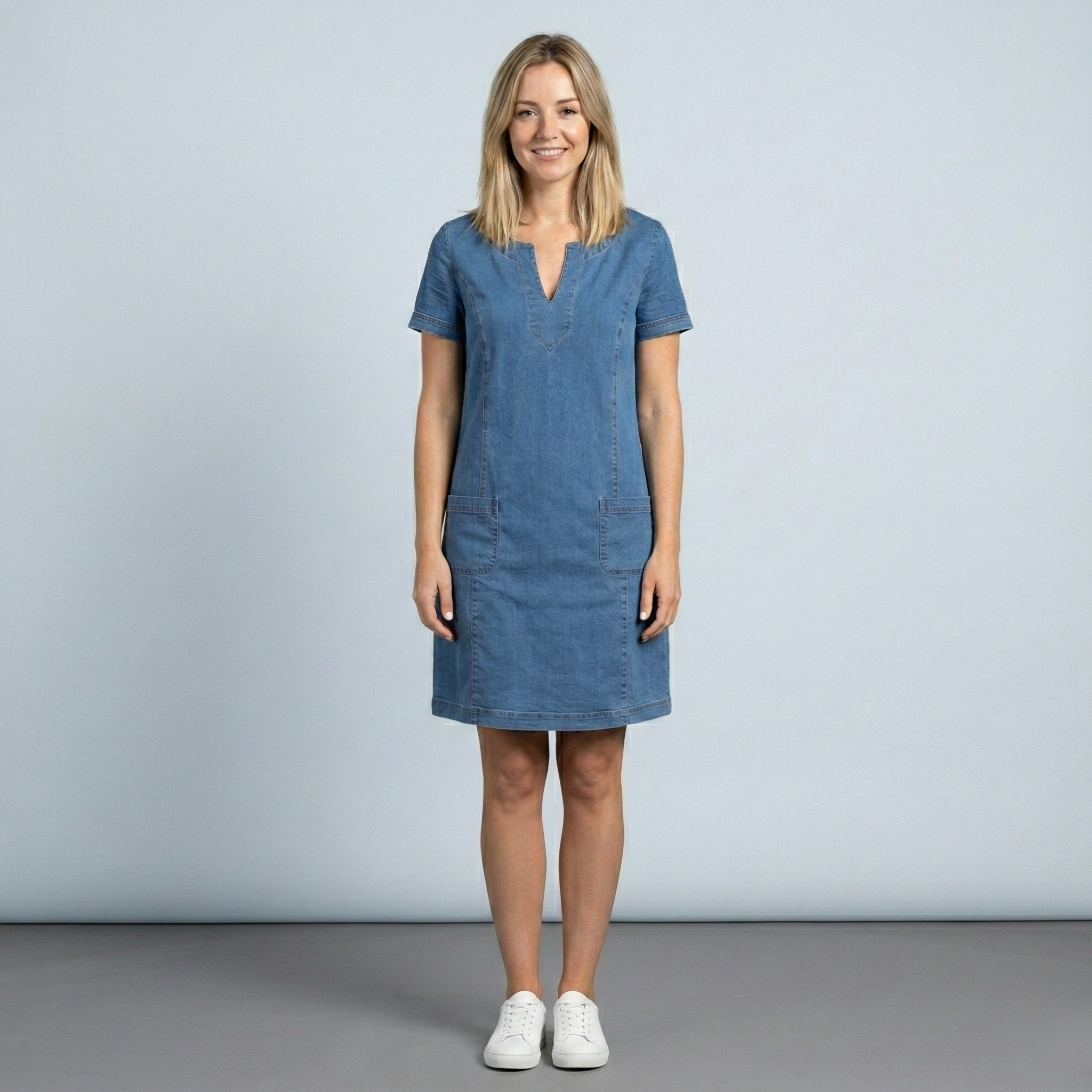 Sukienka Denim z Krótkimi Rękawami, Dekoltem V i Kieszeniami