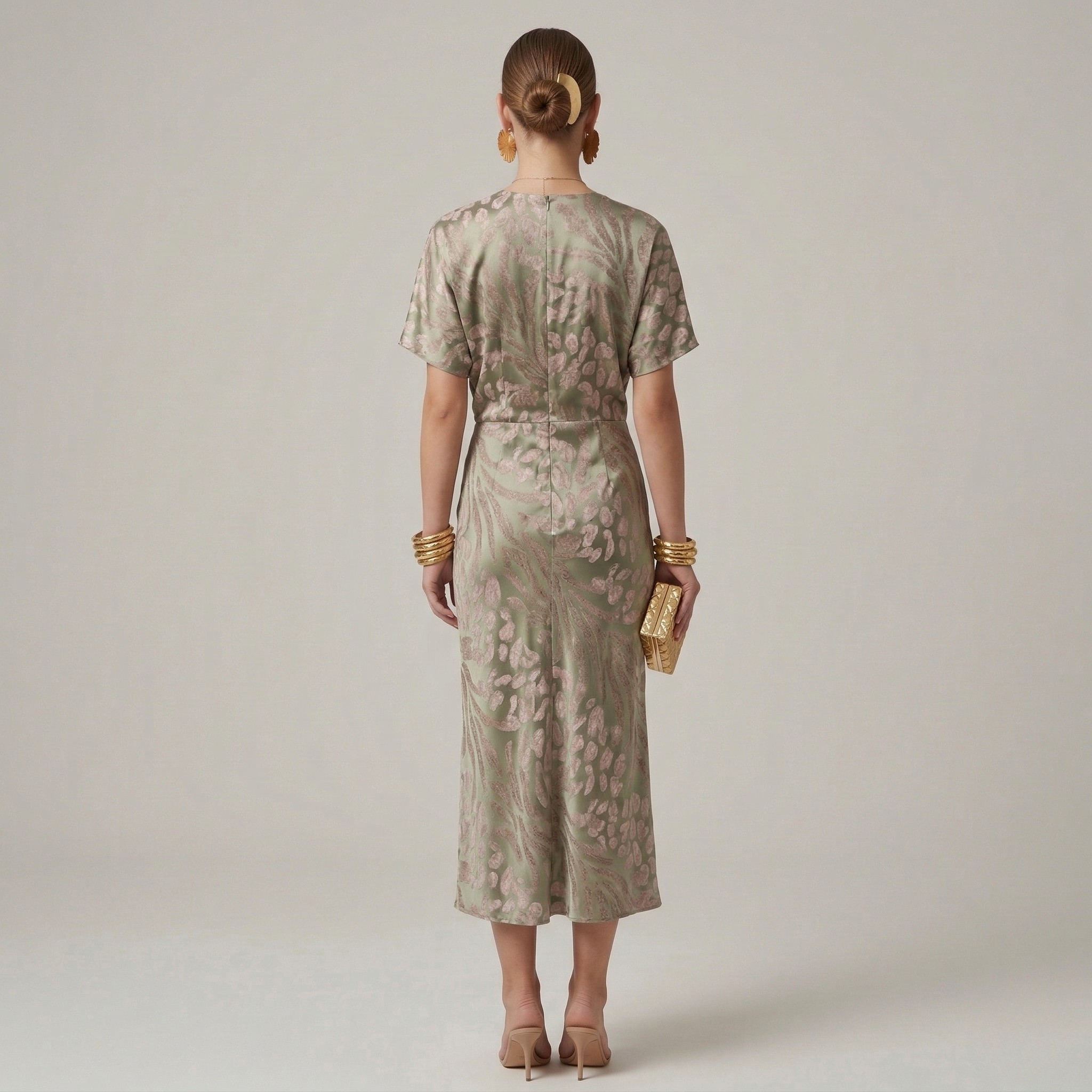 Długa Sukienka z Abstrakcyjnym Nadrukiem, Dekoltem V i Wiązaniem Frontowym