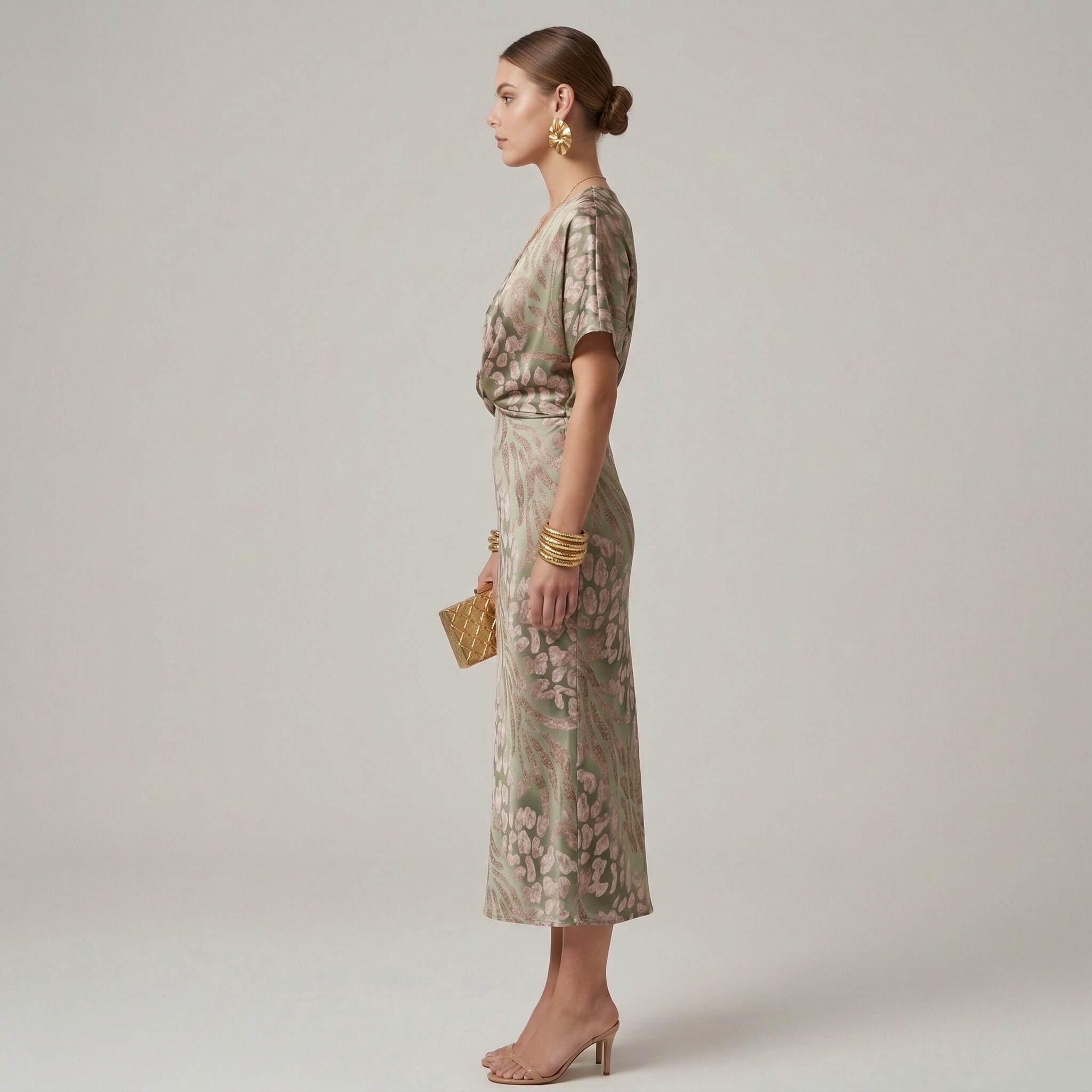 Długa Sukienka z Abstrakcyjnym Nadrukiem, Dekoltem V i Wiązaniem Frontowym