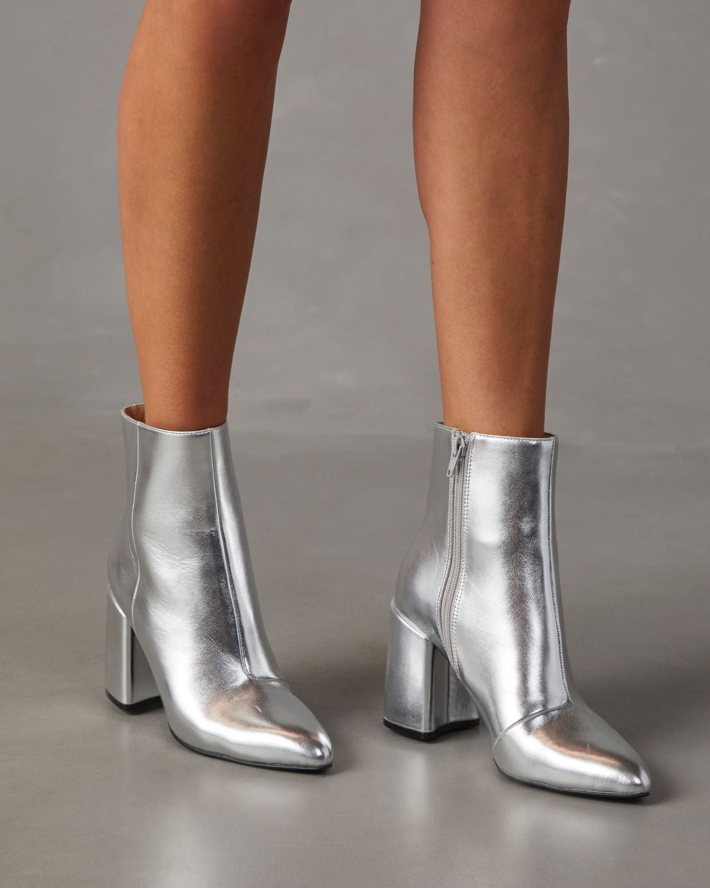 Damskie Botki na Szerokim Obcasie z Metalicznym Wykończeniem