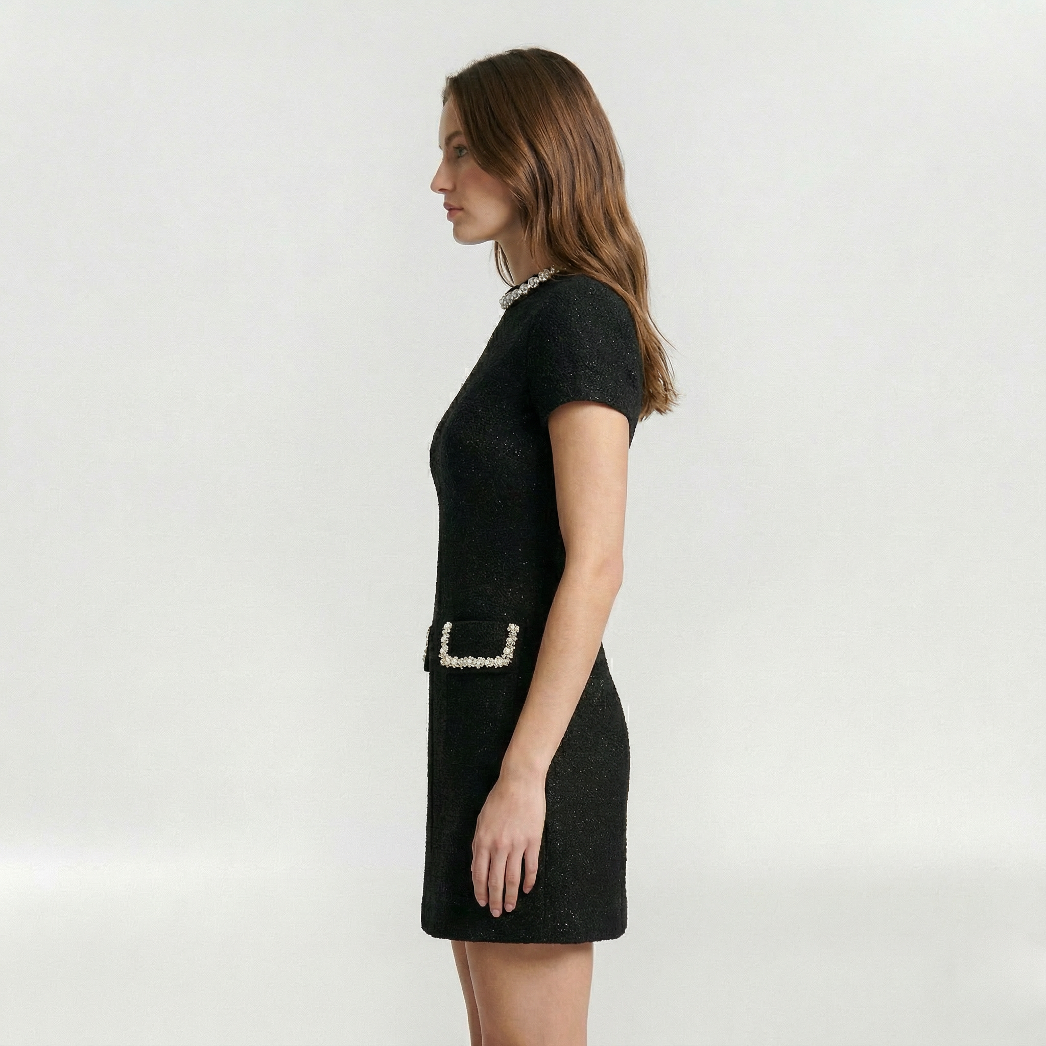 Krótka Sukienka z Perłowym Wykończeniem i Kieszeniami Dekoracyjnymi