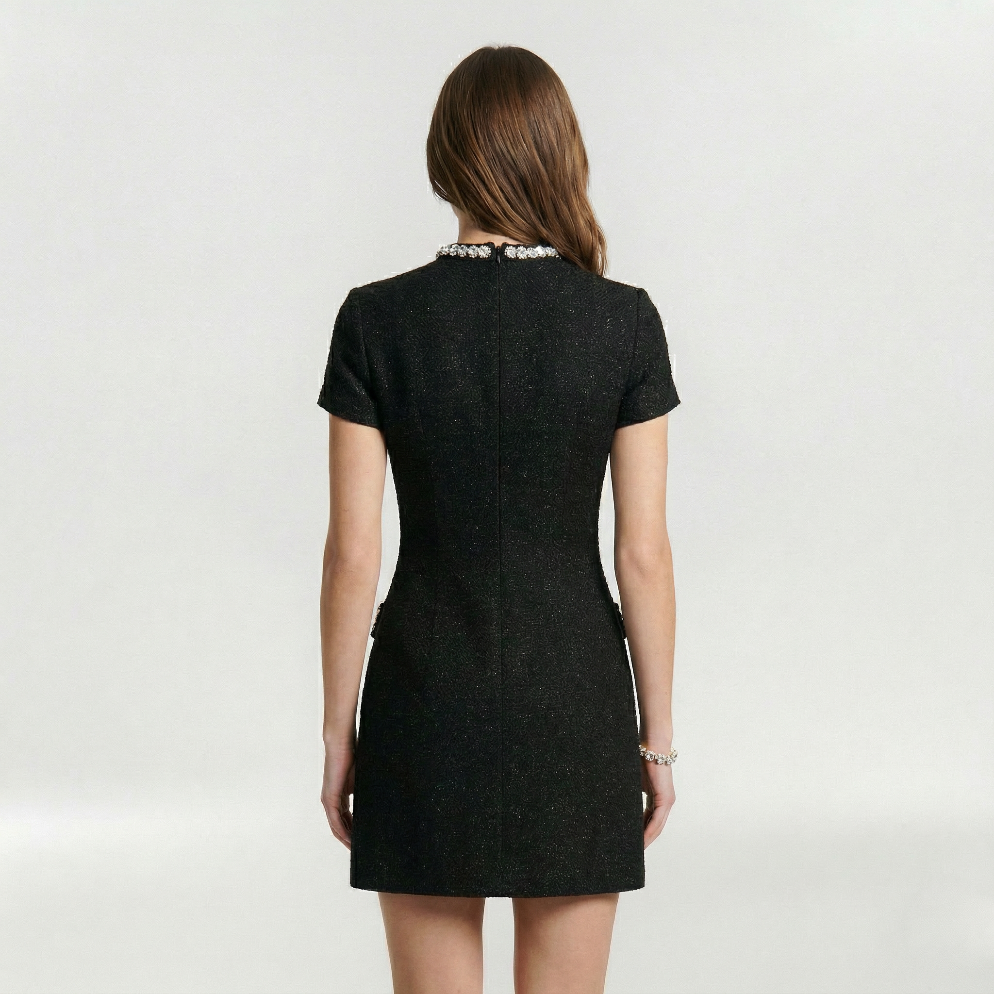 Krótka Sukienka z Perłowym Wykończeniem i Kieszeniami Dekoracyjnymi